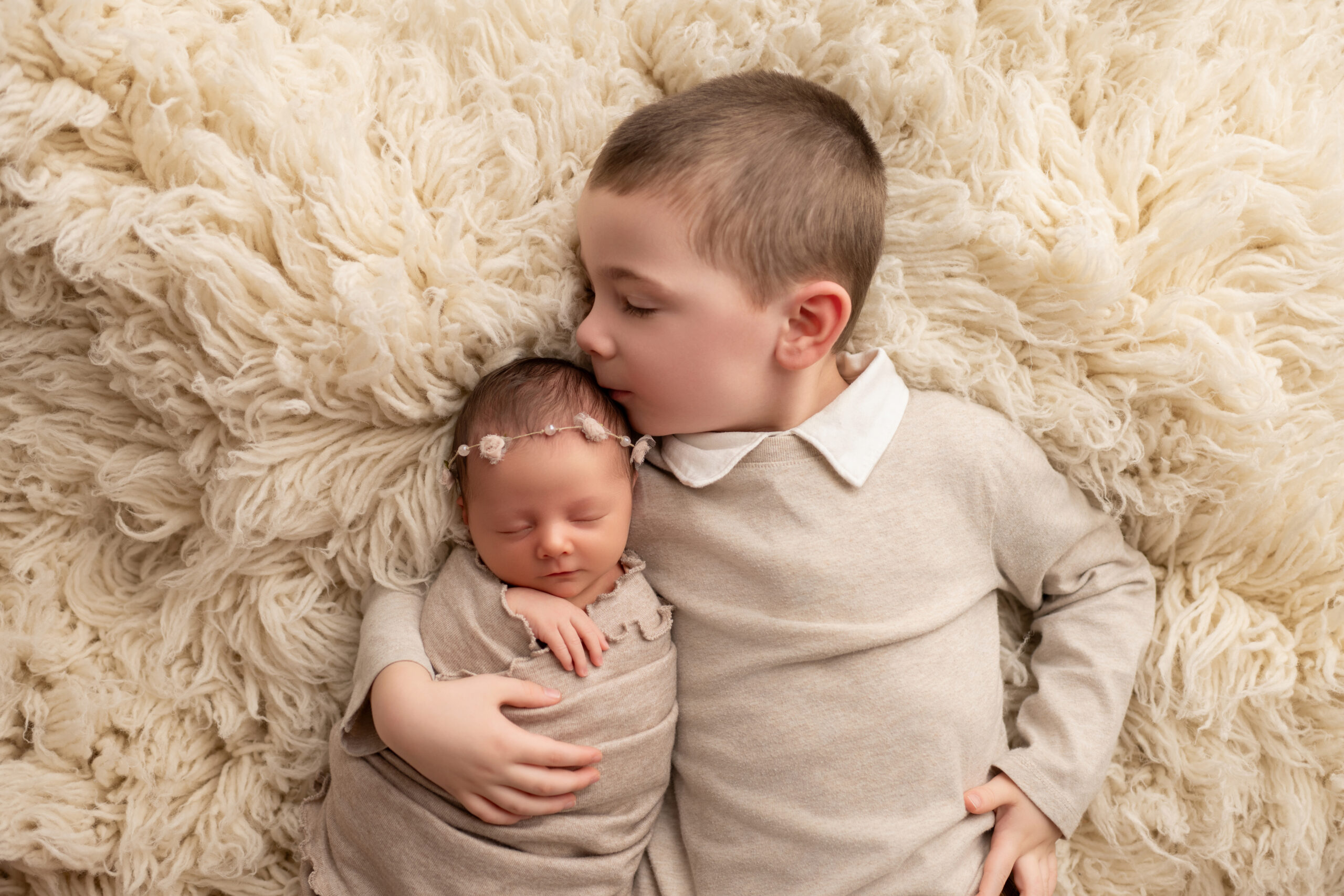 Sibling newborn photo, studio newborn session, natural light photographer, tri cities wa newborn photographer